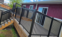 Patio avec rampe en bois et barreaux noirs en aluminium à Québec