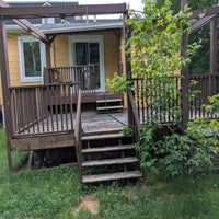 Ancien patio en bois nécessitant une réparation ou une reconstruction à Québec